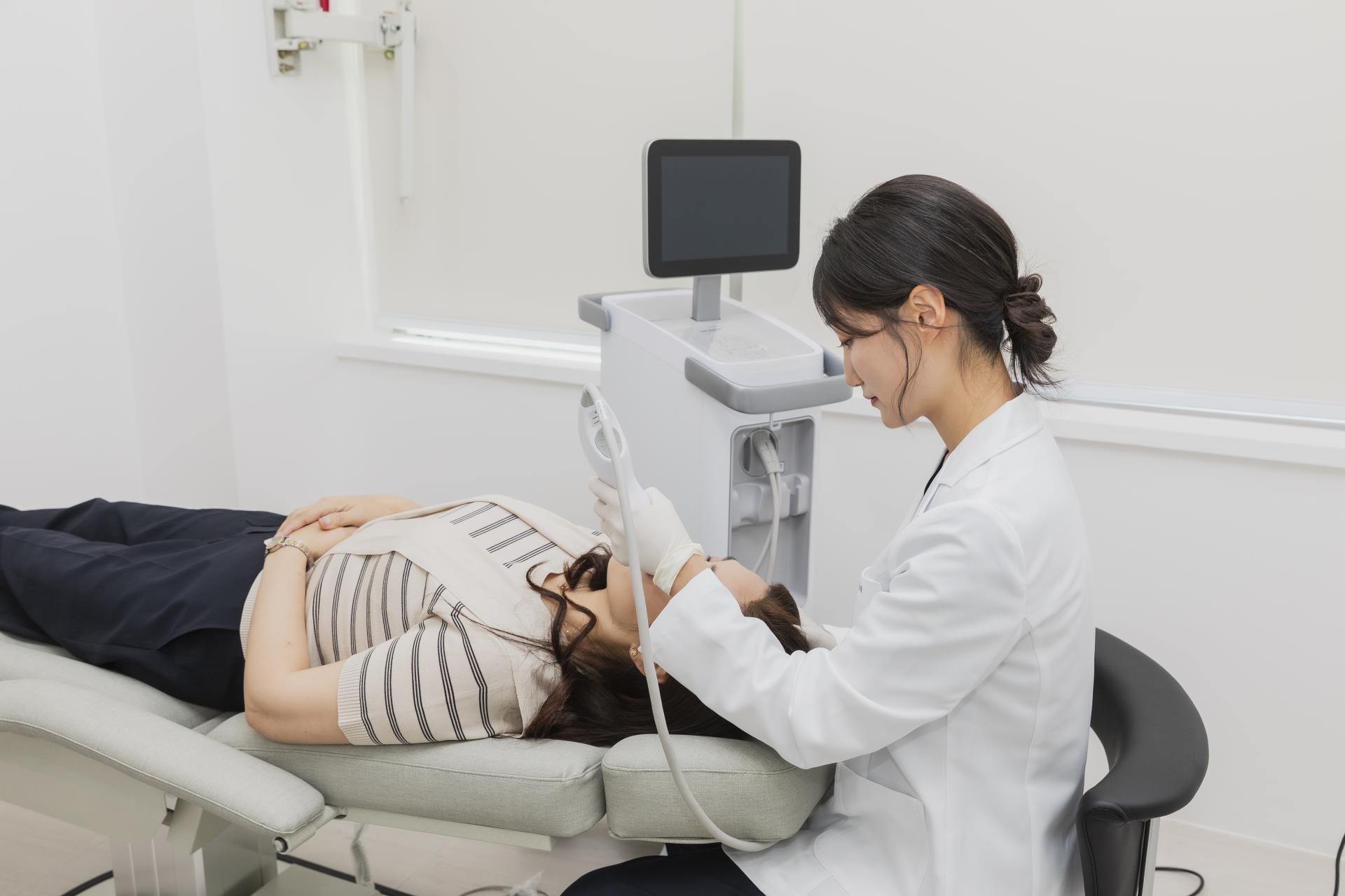 Dr. Sijin Park performing a lifting treatment at Layer Clinic